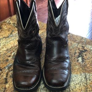 Justin women’s 9B aerial boots square toe.